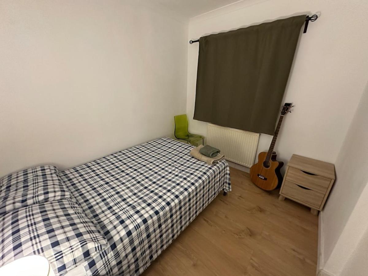 Newly Refurbished Two Bedrooms Flat Apartamento *