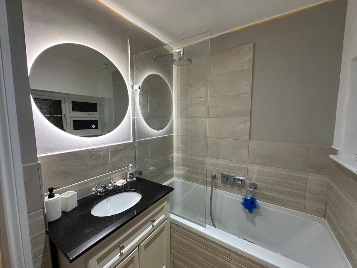 Apartamento Newly Refurbished Two Bedrooms Flat Londres