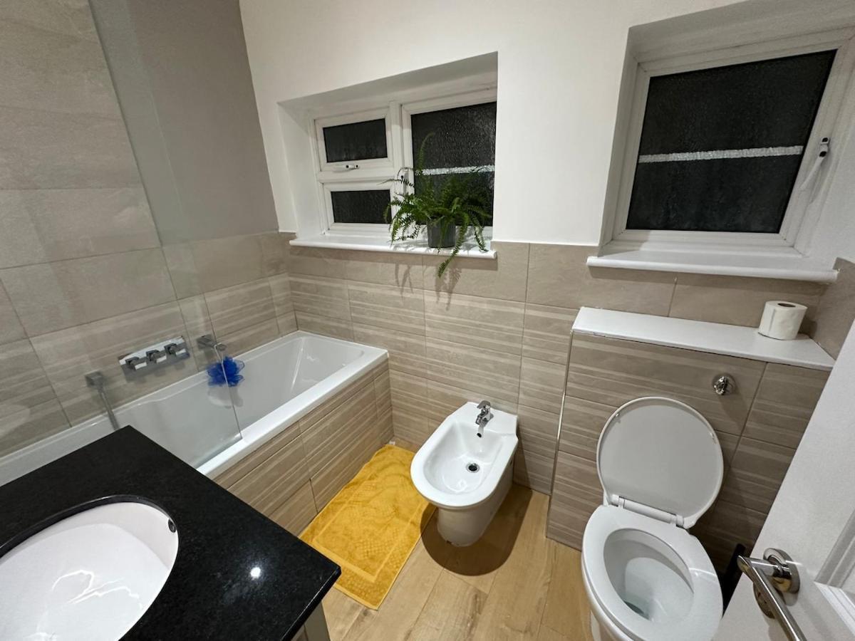 Newly Refurbished Two Bedrooms Flat Londres