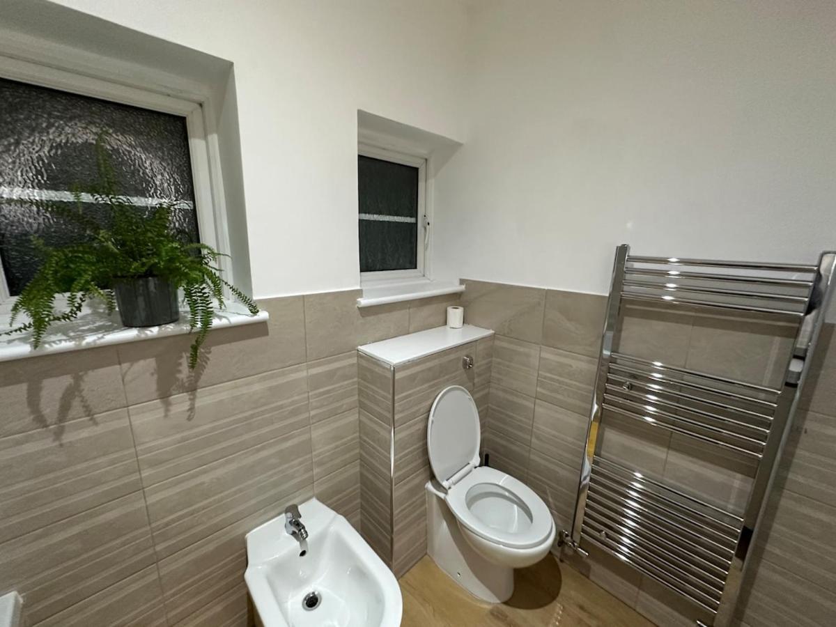 Newly Refurbished Two Bedrooms Flat * Londres